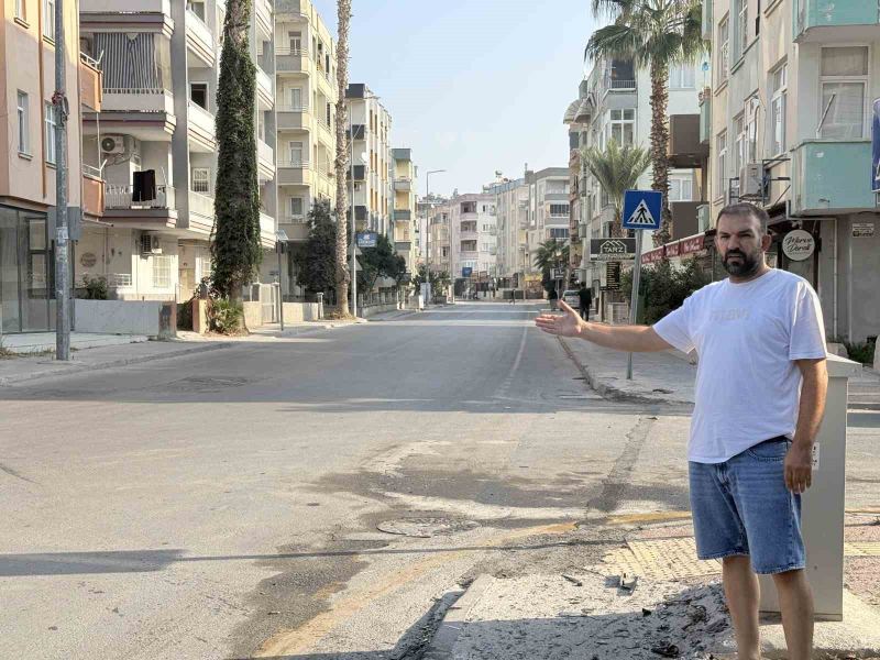 CADDELERİN KESİŞTİĞİ YERDE SÜREKLİ KAZALARIN OLDUĞUNU BELİRTEN BÖLGE ESNAFLARINDAN HANİFİ ERCAN, SÜREKLİ YAYALARIN GEÇTİĞİ, ÇOCUKLARIN SERVİS BEKLEDİĞİNİ SÖYLEYEREK ÖNLEYİCİ TEDBİR İSTEDİ.