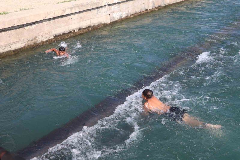 ADANA’DA HİSSEDİLEN SICAKLIĞIN 40 DERECEYE YAKIN SEVİYELERDE SÜRMESİYLE SERİNLEMEK İSTEYEN ÇOCUKLAR, TEHLİKELİ OLMASINA RAĞMEN SULAMA KANALLARINA GİRMEYE DEVAM EDİYOR.
