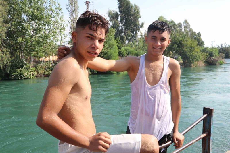 BARIŞ DEMİRCİLER (SOLDA) KLİMANIN YETERSİZ OLDUĞUNU DİLE GETİREREK, “SICAKLARDAN DOLAYI SERİNLEMEK İÇİN KANALLARI TERCİH EDİYORUZ. BOĞULMA TEHLİKEMİZ VAR AMA ALLAH’TAN GELEN BAŞ TACIDIR" DEDİ.