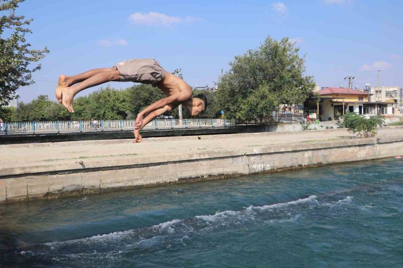 ADANA’DA HİSSEDİLEN SICAKLIĞIN 40 DERECEYE YAKIN SEVİYELERDE SÜRMESİYLE SERİNLEMEK İSTEYEN ÇOCUKLAR, TEHLİKELİ OLMASINA RAĞMEN SULAMA KANALLARINA GİRMEYE DEVAM EDİYOR.