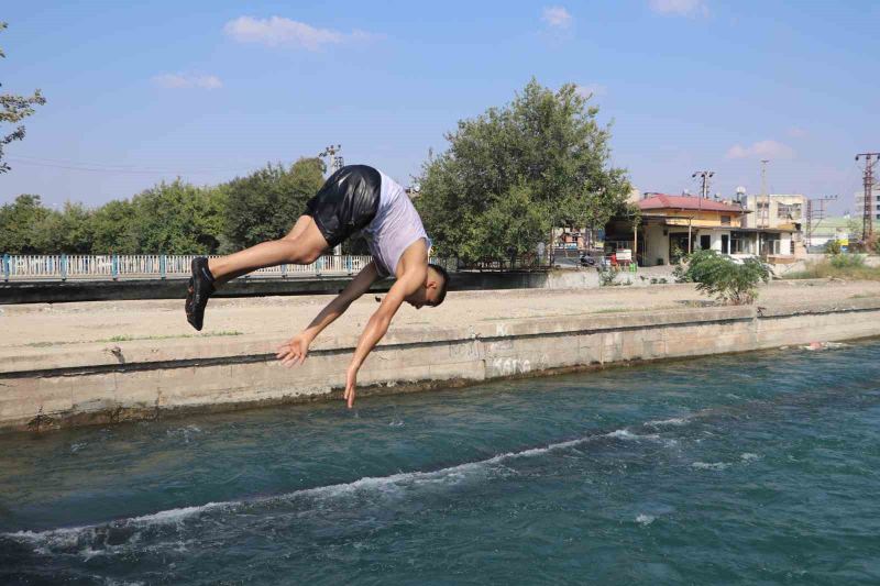 ADANA’DA HİSSEDİLEN SICAKLIĞIN 40 DERECEYE YAKIN SEVİYELERDE SÜRMESİYLE SERİNLEMEK İSTEYEN ÇOCUKLAR, TEHLİKELİ OLMASINA RAĞMEN SULAMA KANALLARINA GİRMEYE DEVAM EDİYOR.