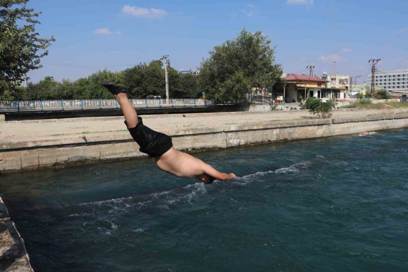 ADANA’DA HİSSEDİLEN SICAKLIĞIN 40 DERECEYE YAKIN SEVİYELERDE SÜRMESİYLE SERİNLEMEK İSTEYEN ÇOCUKLAR, TEHLİKELİ OLMASINA RAĞMEN SULAMA KANALLARINA GİRMEYE DEVAM EDİYOR.