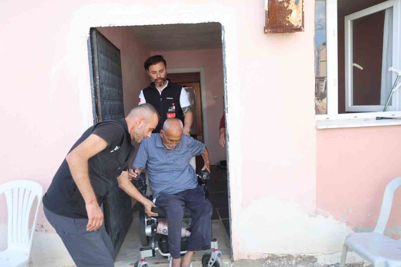 OGÜN ABİ DERNEĞİ GÖNÜLLÜLER VE HAYIRSEVERLERİN DESTEĞİ İLE YANGINDA EVİ VE EŞYALARI KÜL OLAN, DİYABET NEDENİYLE YÜRÜME GÜÇLÜĞÜ YAŞAYAN MEHMET GÜL’ÜN AKÜLÜ TEKERLEKLİ SANDALYESİ YENİLENİRKEN, AİLENİN EV EŞYALARI DA BAŞTAN AŞAĞI TAMAMLANDI.