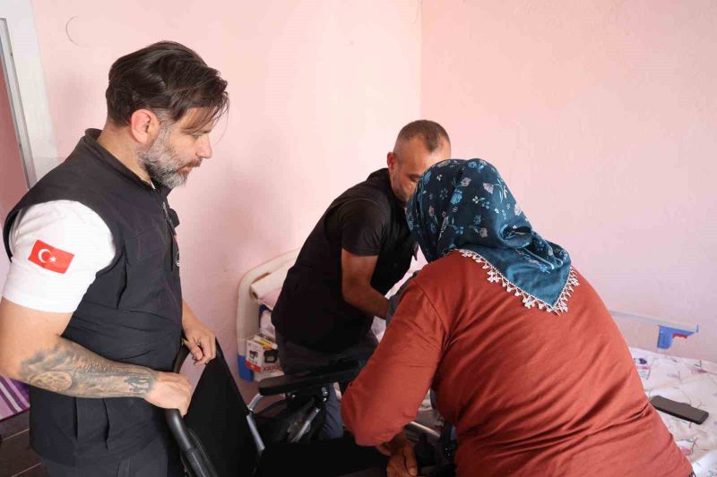 OGÜN ABİ DERNEĞİ GÖNÜLLÜLER VE HAYIRSEVERLERİN DESTEĞİ İLE YANGINDA EVİ VE EŞYALARI KÜL OLAN, DİYABET NEDENİYLE YÜRÜME GÜÇLÜĞÜ YAŞAYAN MEHMET GÜL’ÜN AKÜLÜ TEKERLEKLİ SANDALYESİ YENİLENİRKEN, AİLENİN EV EŞYALARI DA BAŞTAN AŞAĞI TAMAMLANDI.