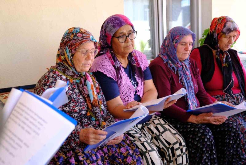 CRİSTİANO RONALDO İLE ROL ALDIĞI REKLAM FİLMİYLE DE GENİŞ KİTLELERCE TANINAN KOÇAK’IN KALEME ALDIĞI 'ANNE, ELİMİ BIRAKMA' ADLI OYUNUN PROVALARI SÜRÜYOR.