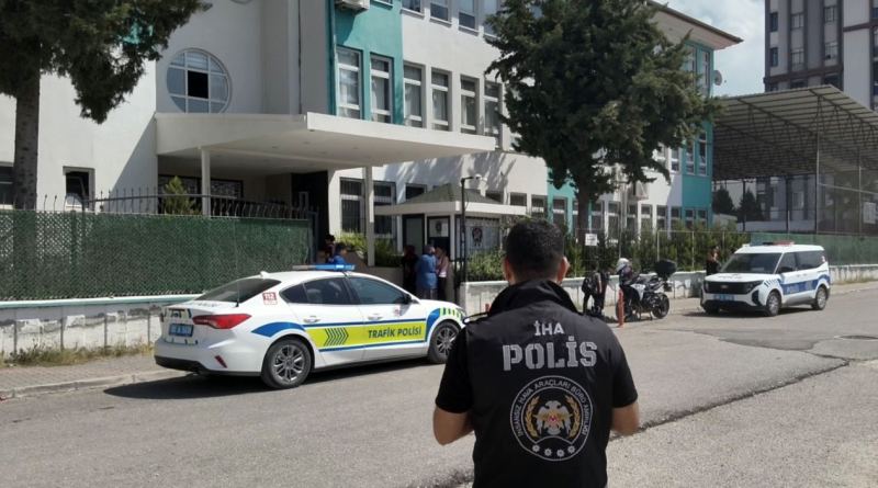 POLİS EKİPLERİ, ÖĞRENCİLERİN GÜVENLİĞİNİ SAĞLAMAK AMACIYLA OKUL ÇEVRELERİNDE DENETİMLERİNİ ARTIRDI