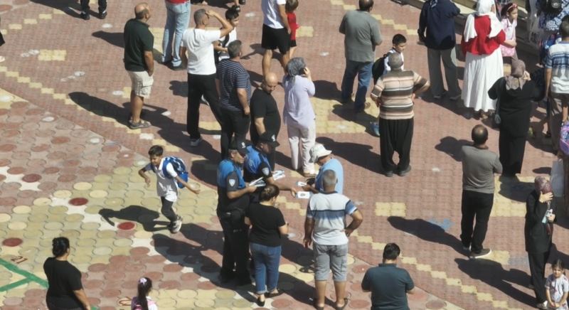 POLİS EKİPLERİ, ÖĞRENCİLERİN GÜVENLİĞİNİ SAĞLAMAK AMACIYLA OKUL ÇEVRELERİNDE DENETİMLERİNİ ARTIRDI