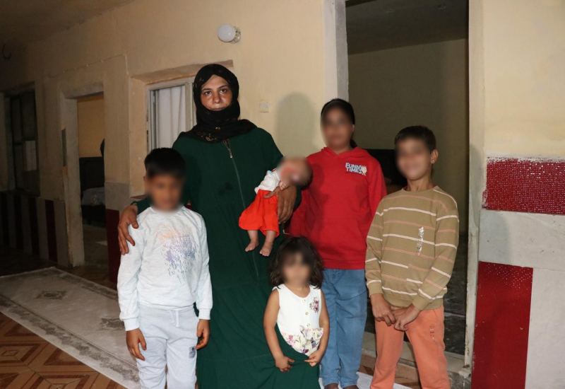 Dolandırılıp sokakta kalan 5 çocuklu aile, İçişleri Bakanı’nın talimatıyla eve yerleştirildi