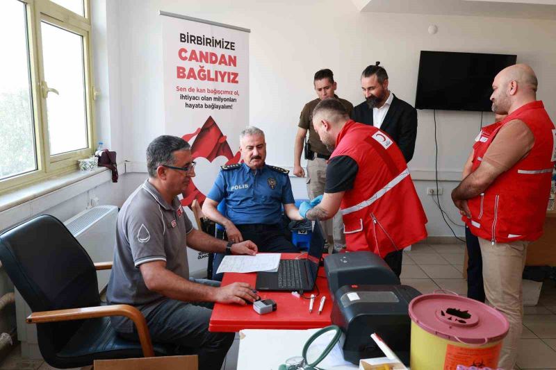 MERSİN İL EMNİYET MÜDÜRLÜĞÜ TARAFINDAN KIZILAY KAN BAĞIŞI MERKEZİ İLE KOORDİNELİ OLARAK KAN BAĞIŞI KAMPANYASI DÜZENLENDİ. KAMPANYAYA EMNİYET TEŞKİLATI MENSUPLARI YOĞUN KATILIM GÖSTERİRKEN, İL EMNİYET MÜDÜRÜ FAHRİ AKTAŞ DA KAN VEREREK ÖNCÜLÜK ETTİ.