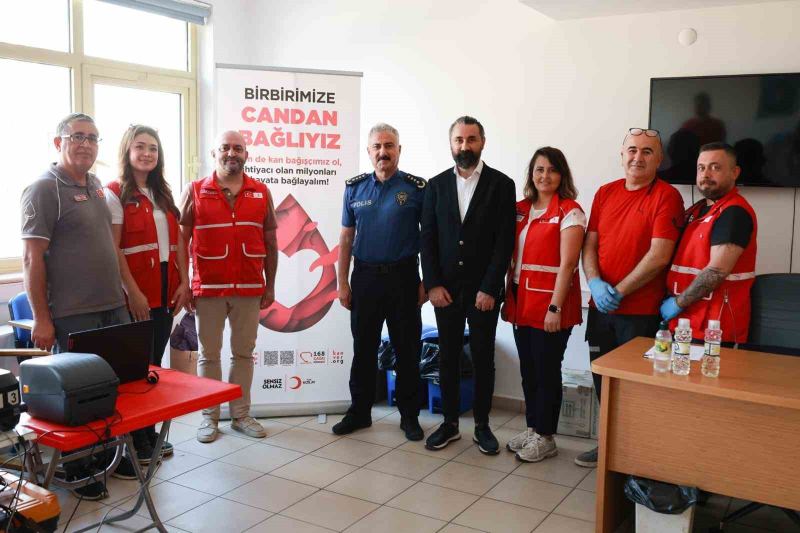 MERSİN İL EMNİYET MÜDÜRLÜĞÜ TARAFINDAN KIZILAY KAN BAĞIŞI MERKEZİ İLE KOORDİNELİ OLARAK KAN BAĞIŞI KAMPANYASI DÜZENLENDİ. KAMPANYAYA EMNİYET TEŞKİLATI MENSUPLARI YOĞUN KATILIM GÖSTERİRKEN, İL EMNİYET MÜDÜRÜ FAHRİ AKTAŞ DA KAN VEREREK ÖNCÜLÜK ETTİ.
