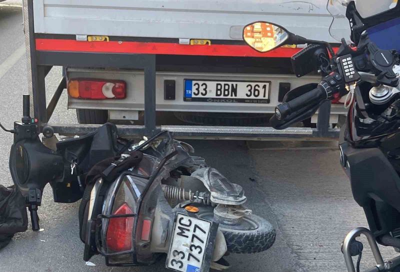 MERSİN'İN ERDEMLİ İLÇESİNDE TIR İLE ÇARPIŞIP SAVRULARAK KAMYONETE VURAN MOTOSİKLETİN SÜRÜCÜSÜ HAYATINI KAYBETTİ, ARKADA OTURAN OĞLU İSE YARALANDI.  KAZA ANI İSE GÜVENLİK KAMERASINA YANSIDI.