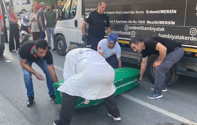 MERSİN'İN ERDEMLİ İLÇESİNDE TIR İLE ÇARPIŞIP SAVRULARAK KAMYONETE VURAN MOTOSİKLETİN SÜRÜCÜSÜ HAYATINI KAYBETTİ, ARKADA OTURAN OĞLU İSE YARALANDI.  KAZA ANI İSE GÜVENLİK KAMERASINA YANSIDI.