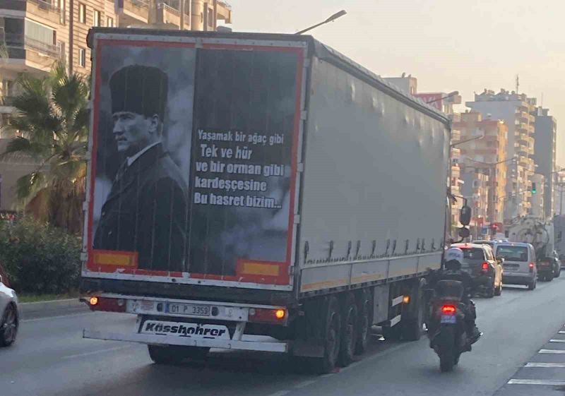 MERSİN'İN ERDEMLİ İLÇESİNDE TIR İLE ÇARPIŞIP SAVRULARAK KAMYONETE VURAN MOTOSİKLETİN SÜRÜCÜSÜ HAYATINI KAYBETTİ, ARKADA OTURAN OĞLU İSE YARALANDI.  KAZA ANI İSE GÜVENLİK KAMERASINA YANSIDI.