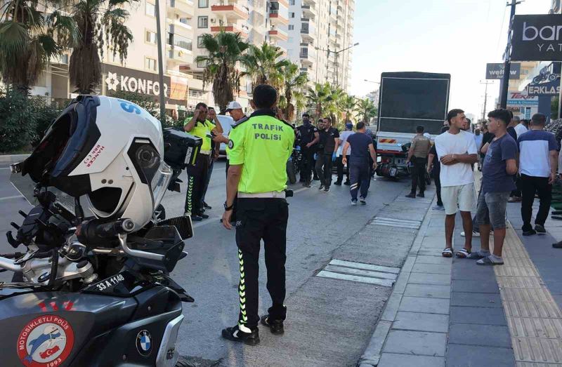 MERSİN'İN ERDEMLİ İLÇESİNDE TIR İLE ÇARPIŞIP SAVRULARAK KAMYONETE VURAN MOTOSİKLETİN SÜRÜCÜSÜ HAYATINI KAYBETTİ, ARKADA OTURAN OĞLU İSE YARALANDI.  KAZA ANI İSE GÜVENLİK KAMERASINA YANSIDI.