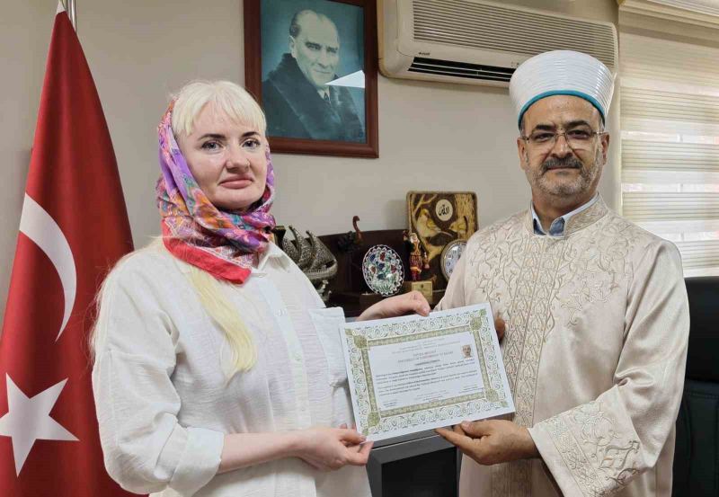 MÜFTÜ MEHMET SERİ DOĞRU, KSENIIA LITVINOVA'YA HEDİYELER TAKDİM ETTİ