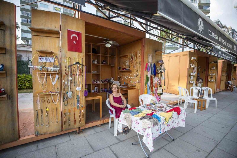 MERSİN’DE ÜRETİCİ KADINLAR, TRAFİK PARK’TA OLUŞTURULAN STANTLARDA EL EMEĞİ ÜRÜNLERİNİ VATANDAŞLARLA BULUŞTURARAK HEM AİLE BÜTÇELERİNE KATKI SAĞLIYOR HEM DE ÜRETİMLERİNİ DAHA GENİŞ KİTLELERE TANITMA İMKANI BULUYOR.