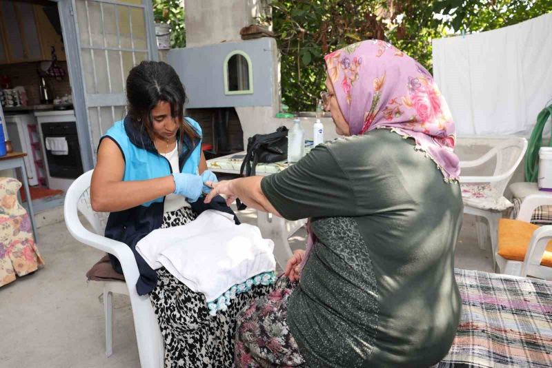 MERSİN'İN MERKEZ İLÇE AKDENİZ BELEDİYESİ, YALNIZ YAŞAYAN, ENGELLİ VE YAŞ ALMIŞ VATANDAŞLARIN GÜNLÜK YAŞAMLARINI KOLAYLAŞTIRMAK AMACIYLA SÜRDÜRDÜĞÜ 'EVDE TEMİZLİK VE KİŞİSEL BAKIM' HİZMETİYLE VATANDAŞLARIN YAŞAM ALANLARINA DESTEK OLUYOR.