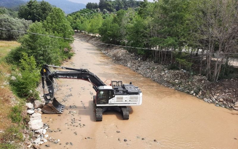 MERSİN’DE SEL VE TAŞKIN RİSKLERİNİN AZALTILMASI AMACIYLA DERE ISLAHI, DRENAJ VE SEDDE ONARIM ÇALIŞMALARI ARALIKSIZ SÜRDÜRÜLÜYOR.