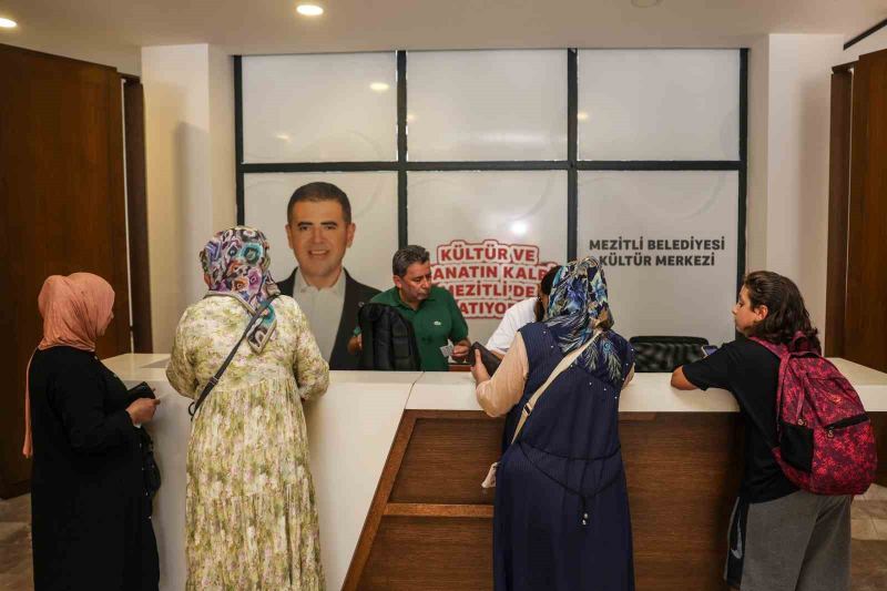 MERSİN’DE ÖĞRENCİLERE YÖNELİK HAZIRLANAN KIRTASİYE PAKETLERİ DAĞITILDI.