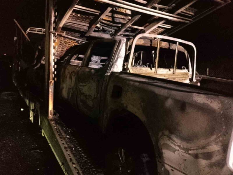 Osmaniye’de sıfır araç taşıyan tır yandı: 4 pikap küle döndü