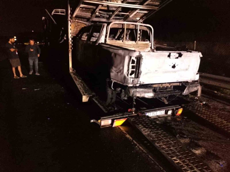 OSMANİYE'DE OTOYOLUN DÜZİÇİ MEVKİSİNDE SIFIR ARAÇ TAŞIYAN TIRDA ÇIKAN YANGINDA 4 PİKAP YANARAK KULLANILAMAZ HALE GELDİ.