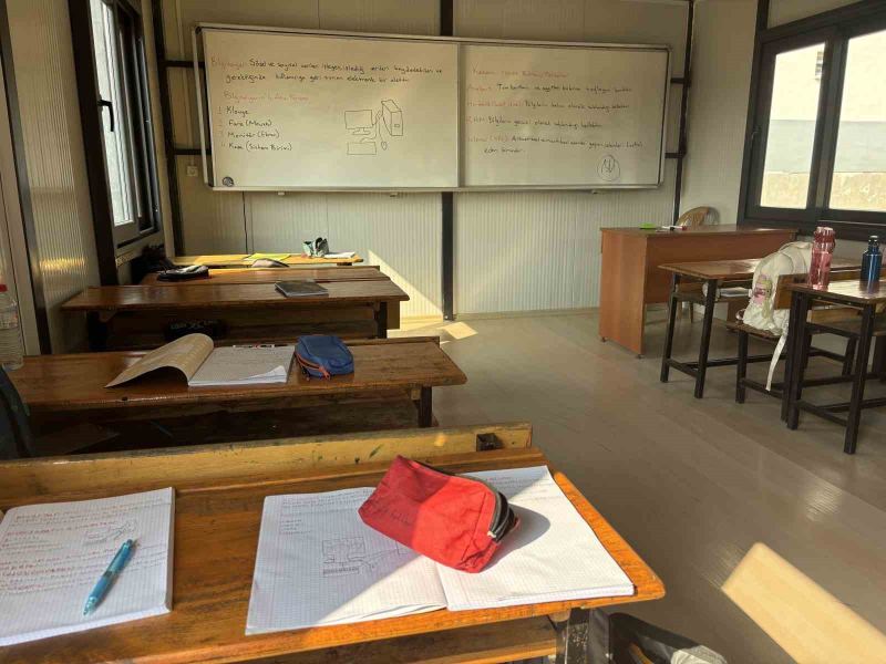 ERDEMLİ BELEDİYESİ BÜNYESİNDEKİ ÜRETİM TESİSLERİNDE HAZIRLANAN 'SABİT VE KATLANABİLİR KONTEYNER YAPI PROJESİ' ÇERÇEVESİNDE İMAL EDİLEN MODERN VE KONFORLU KONTEYNER DERSLİKLER, EKİPLERİN TİTİZ ÇALIŞMASIYLA ARPAÇBAHŞİŞ YARDIMCILAR İLKOKULU’NUN BAHÇESİNE KURULUP TESLİM EDİLDİ.