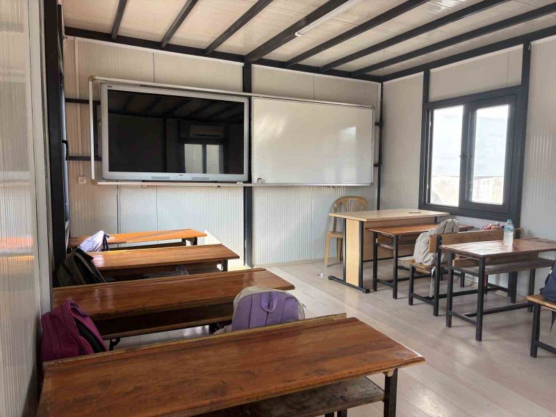 ERDEMLİ BELEDİYESİ BÜNYESİNDEKİ ÜRETİM TESİSLERİNDE HAZIRLANAN 'SABİT VE KATLANABİLİR KONTEYNER YAPI PROJESİ' ÇERÇEVESİNDE İMAL EDİLEN MODERN VE KONFORLU KONTEYNER DERSLİKLER, EKİPLERİN TİTİZ ÇALIŞMASIYLA ARPAÇBAHŞİŞ YARDIMCILAR İLKOKULU’NUN BAHÇESİNE KURULUP TESLİM EDİLDİ.