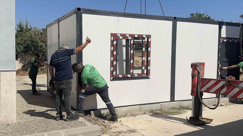 ERDEMLİ BELEDİYESİ BÜNYESİNDEKİ ÜRETİM TESİSLERİNDE HAZIRLANAN 'SABİT VE KATLANABİLİR KONTEYNER YAPI PROJESİ' ÇERÇEVESİNDE İMAL EDİLEN MODERN VE KONFORLU KONTEYNER DERSLİKLER, EKİPLERİN TİTİZ ÇALIŞMASIYLA ARPAÇBAHŞİŞ YARDIMCILAR İLKOKULU’NUN BAHÇESİNE KURULUP TESLİM EDİLDİ.