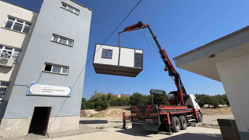 ERDEMLİ BELEDİYESİ BÜNYESİNDEKİ ÜRETİM TESİSLERİNDE HAZIRLANAN 'SABİT VE KATLANABİLİR KONTEYNER YAPI PROJESİ' ÇERÇEVESİNDE İMAL EDİLEN MODERN VE KONFORLU KONTEYNER DERSLİKLER, EKİPLERİN TİTİZ ÇALIŞMASIYLA ARPAÇBAHŞİŞ YARDIMCILAR İLKOKULU’NUN BAHÇESİNE KURULUP TESLİM EDİLDİ.