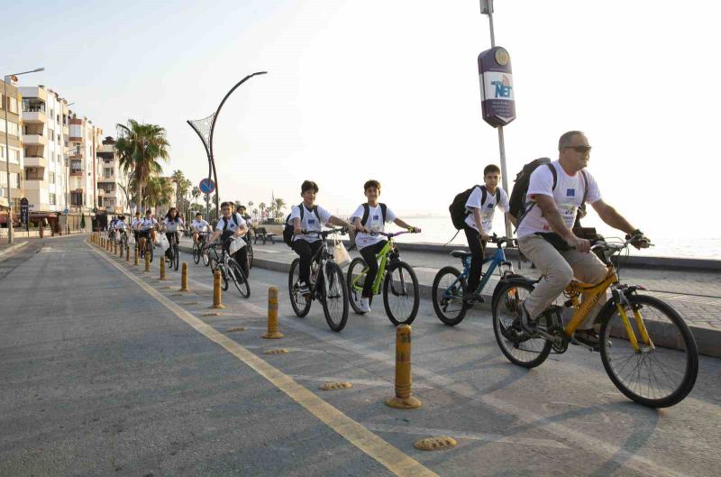 MERSİN’DE AVRUPA HAREKETLİLİK HAFTASI KAPSAMINDA DÜZENLENEN "EVDEN OKULA GÜVENLE PEDALLA" ETKİNLİĞİNDE 30 ÖĞRENCİ, BİSİKLETLERİYLE OKULA PEDAL ÇEVİREREK ÇEVRECİ VE GÜVENLİ ULAŞIMA DİKKAT ÇEKTİ.