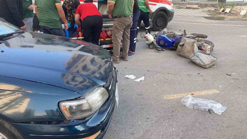MERSİN'İN ERDEMLİ İLÇESİNDE OTOMOBİLLE ÇARPIŞAN MOTOSİKLETİN SÜRÜCÜSÜ YARALANDI.