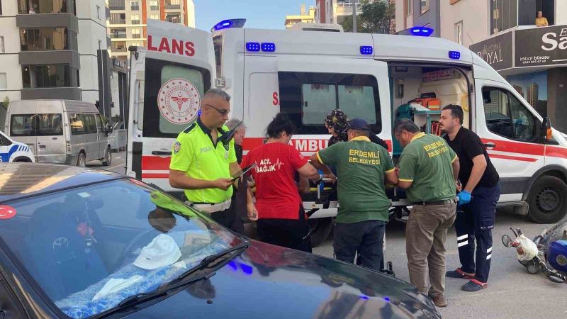 SAĞLIK EKİPLERİ BACAĞI KIRILAN YARALIYA OLAY YERİNDE İLK MÜDAHALEYİ YAPARAK AMBULANSLA HASTANEYE KALDIRDI.