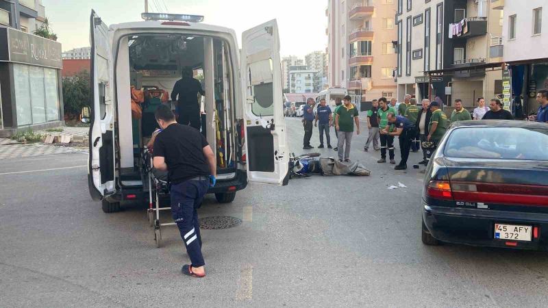 MERSİN'İN ERDEMLİ İLÇESİNDE OTOMOBİLLE ÇARPIŞAN MOTOSİKLETİN SÜRÜCÜSÜ YARALANDI.