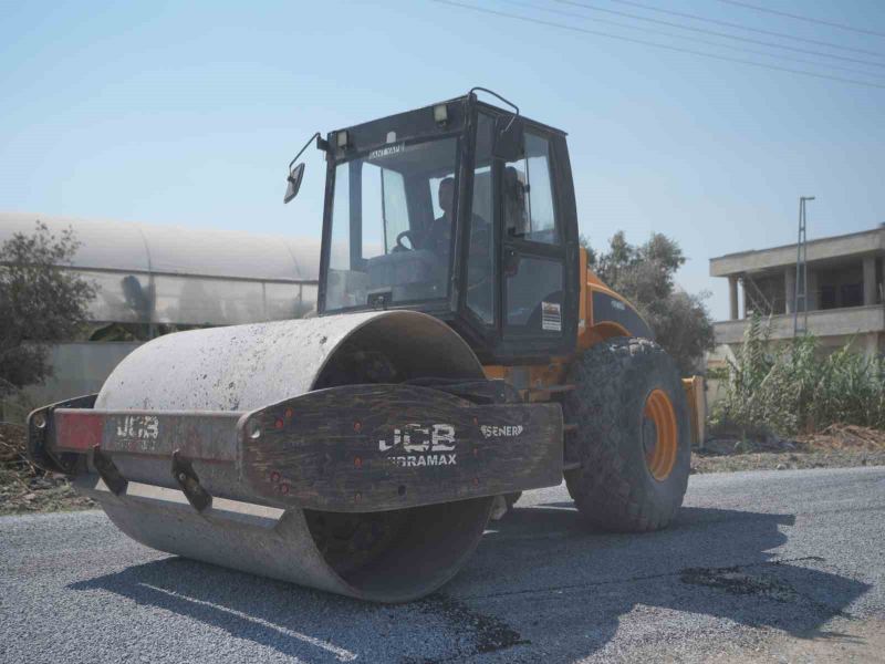 MERSİN’İN TARSUS İLÇESİNDE TARIMSAL ULAŞIMI KOLAYLAŞTIRMAK AMACIYLA 4 BİN 200 METRE UZUNLUĞUNDAKİ YOLDA SATHİ KAPLAMA ÇALIŞMASI TAMAMLANDI.