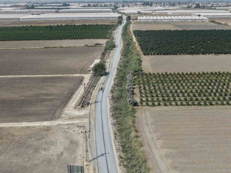 MERSİN’İN TARSUS İLÇESİNDE TARIMSAL ULAŞIMI KOLAYLAŞTIRMAK AMACIYLA 4 BİN 200 METRE UZUNLUĞUNDAKİ YOLDA SATHİ KAPLAMA ÇALIŞMASI TAMAMLANDI.