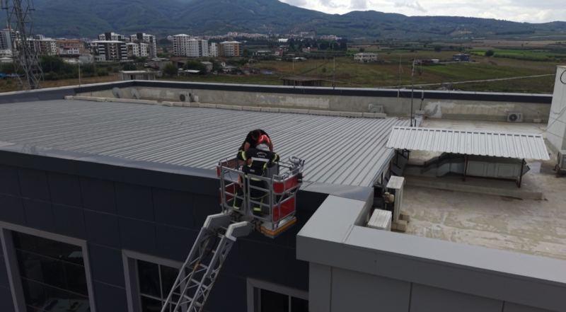 Osmaniye’de 112 ekipleri bu kez kendi binaları için alarma geçti