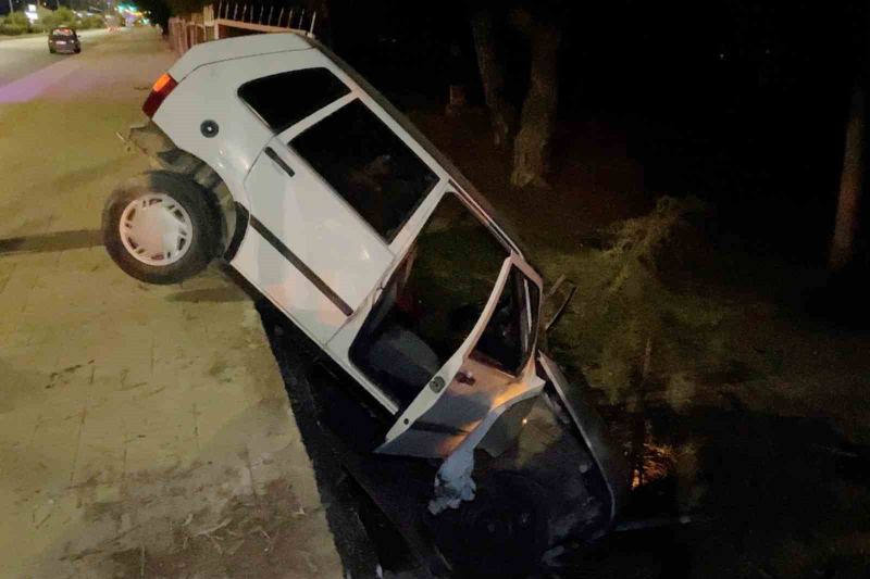 MERSİN’İN ERDEMLİ İLÇESİNDE KONTROLDEN ÇIKAN OTOMOBİL TABİAT PARKINA GİRERKEN ASKIDA KALMASI DİKKAT ÇEKTİ. KAZADA ARAÇTA BULUNAN 2 KİŞİ İSE HAFİF YARALANDI.