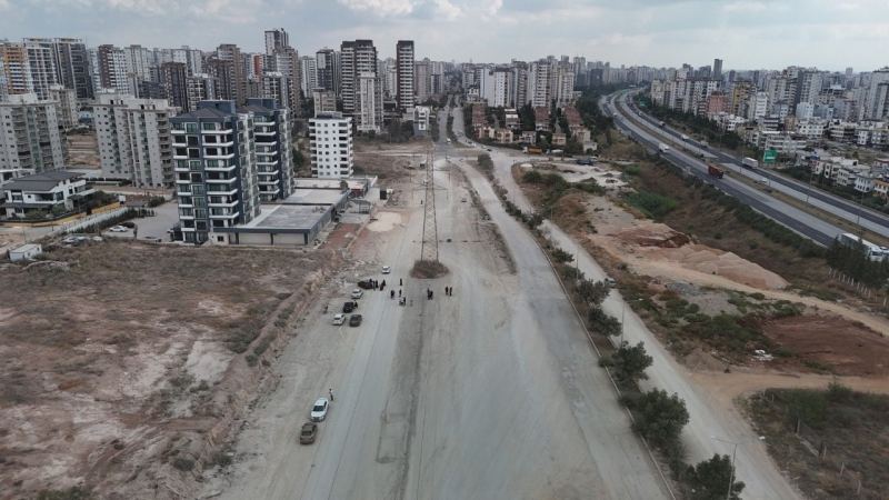 ADANA'DA YAPIMI YAKLAŞIK 2 YILDIR DEVAM EDEN VE BİR TÜRLÜ TAMAMLANAMAYAN BULVAR, ÇEVREDE YAŞAYAN VATANDAŞLARI İSYAN ETTİRDİ.