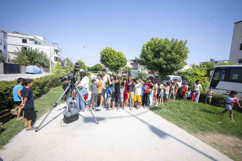 MERSİN’DE MERCAN 100. YIL İKLİM VE ÇEVRE BİLİM MERKEZİ’NİN MAHALLELERE TAŞIDIĞI BİLİM ATÖLYELERİNDE ÇOCUKLAR, TELESKOPLA GÜNEŞ GÖZLEMİNDEN MİKROSKOP İNCELEMESİNE, 3 BOYUTLU KALEM ÇALIŞMALARINDAN ORİGAMİYE KADAR FARKLI ETKİNLİKLERLE BULUŞTU.