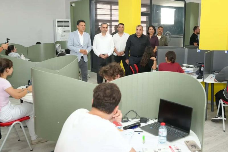 KOZAN KAYMAKAMI BAHATTİN ALP ARSLANKÖYLÜ, KOZAN BELEDİYE BAŞKANI MUSTAFA ATLI, İLÇE MİLLİ EĞİTİM MÜDÜRÜ ÖZGÜR ÇELİK VE KOZAN HALK EĞİTİMİ MERKEZİ MÜDÜRÜ AHMET OSMANCA, NİHAT ATLI EĞİTİM TESİSLERİ'Nİ ZİYARET ETTİ. ZİYARETTE TESİSLERDE YÜRÜTÜLEN EĞİTİM FAALİYETLERİ, ÖĞRENCİLERİN ELDE ETTİĞİ BAŞARILAR VE GENÇLERE SUNULAN EĞİTİM İMKÂNLARI ELE ALINIRKEN, YENİ DÖNEMDE YAPILABİLECEK ÇALIŞMALAR HAKKINDA İSTİŞARELERDE BULUNULDU.