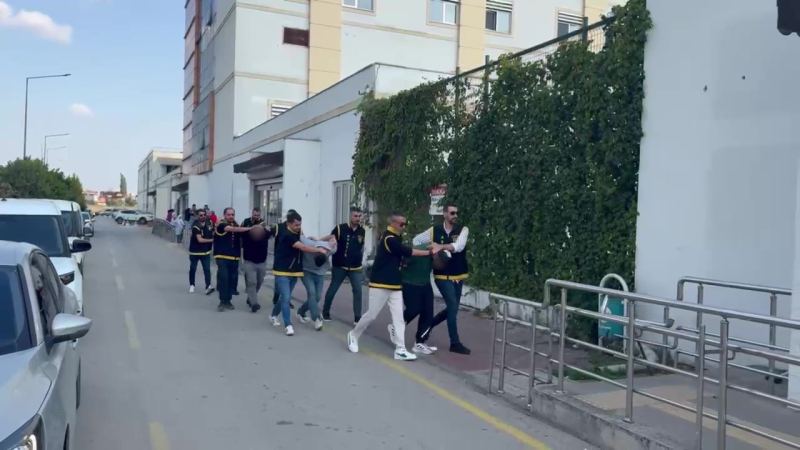 OLAYLA İLGİLİ 4 KİŞİ GÖZALTINA ALINIRKEN SİLAHLI KULLANDIĞI DEĞERLENDİRİLEN DERMAN U. VE ERDEN Ç. ÇIKARILDIĞI MAHKEMECE TUTUKLANDI. İLK KİŞİ DERMAN U., İKİNCİ KİŞİ ERDEN Ç., ÜÇÜNCÜ KİŞİ ADİL U., DÖRDÜNCÜ KİŞİ İBRAHİM Ö.)