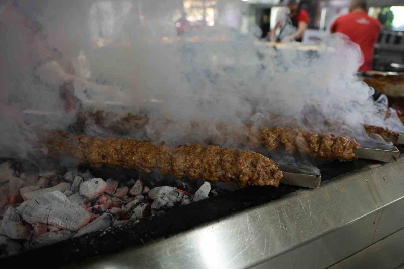 ADANA'DA BU YIL 9-11 EKİM'DE 10’UNCUSU DÜZENLENECEK ULUSLARARASI ADANA LEZZET FESTİVALİ'NE KATILACAK KEBAPÇILAR, COĞRAFİ İŞARET TESCİLLİ LEZZETİ ZİYARETÇİLERE SUNMAK İÇİN HAZIRLIKLARINI SÜRDÜRÜYOR.