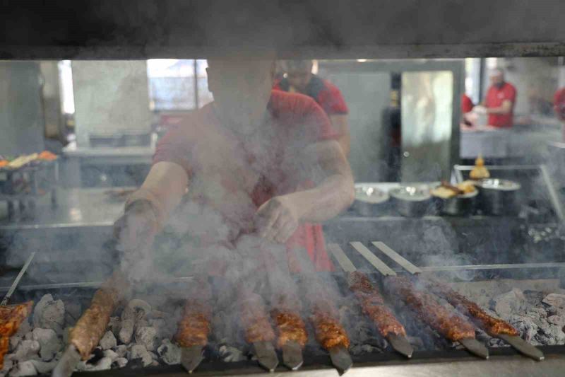 ADANA'DA BU YIL 9-11 EKİM'DE 10’UNCUSU DÜZENLENECEK ULUSLARARASI ADANA LEZZET FESTİVALİ'NE KATILACAK KEBAPÇILAR, COĞRAFİ İŞARET TESCİLLİ LEZZETİ ZİYARETÇİLERE SUNMAK İÇİN HAZIRLIKLARINI SÜRDÜRÜYOR.