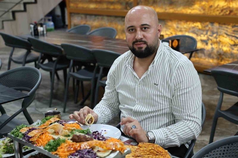 ANTALYA’DAN KEBAP YEMEK İÇİN GELEN VATANDAŞLARDAN SEDAT ÇABUK, "TÜM DOSTLARI, TÜM İLLERİ ÇAĞIRIYORUZ FESTİVALE. BUYURSUN GELSİNLER, BU LEZZETİ TATSINLAR" DEDİ.