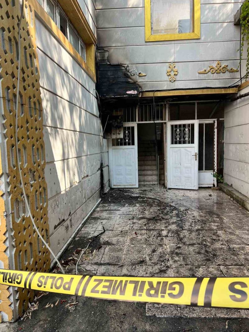 OSMANİYE'NİN DÜZİÇİ İLÇESİNDE BİR DÜĞÜN SALONUNA AİT ELEKTRİK KABLOLARINDA ÇIKAN YANGININ ARDINDAN ELEKTRİK PANOSUNDA PATLAMA MEYDANA GELDİ. YANGIN, İTFAİYE EKİPLERİNİN MÜDAHALESİYLE SÖNDÜRÜLDÜ.
