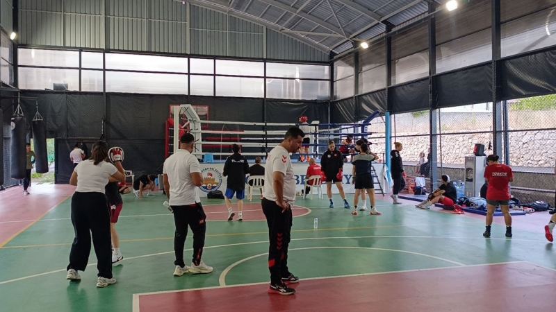 TÜRKİYE GENÇ KADINLAR BOKS MİLLİ TAKIMI, AVRUPA ŞAMPİYONASI, DÜNYA ŞAMPİYONASI İLE GENÇLİK OLİMPİYATLARI ÖNCESİ HAZIRLIKLARINI ADANA’NIN KOZAN İLÇESİNDE SÜRDÜRÜYOR.