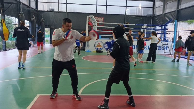 TÜRKİYE GENÇ KADINLAR BOKS MİLLİ TAKIMI, AVRUPA ŞAMPİYONASI, DÜNYA ŞAMPİYONASI İLE GENÇLİK OLİMPİYATLARI ÖNCESİ HAZIRLIKLARINI ADANA’NIN KOZAN İLÇESİNDE SÜRDÜRÜYOR.