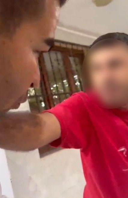 ADANA’DA YAŞAYAN FIRAT KALKANI GAZİSİ ERDEM DURNA, EVİNİ TAHLİYE EDEN KİRACISI TARAFINDAN KİRA PARASININ GERİ ÖDENMESİ KONUSUNDA YAŞANAN TARTIŞMADA GAZİLER GÜNÜ’NDE TORNAVİDALI SALDIRIYA UĞRADI. SALDIRI İSE CEP TELEFONU KAMERASIYLA SANİYE SANİYE GÖRÜNTÜLENDİ.