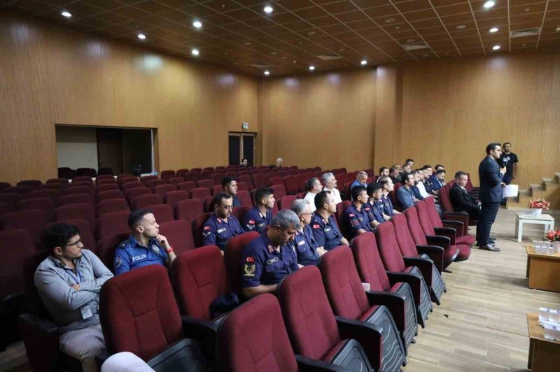 MERSİN’İN TARSUS İLÇESİNDE, TERÖR, ORGANİZE SUÇLAR, KAÇAKÇILIK, MALİ SUÇLAR VE UYUŞTURUCUYLA MÜCADELE KAPSAMINDA YÜRÜTÜLEN SORUŞTURMALARIN DEĞERLENDİRİLDİĞİ AĞUSTOS-EYLÜL AYI DEĞERLENDİRME VE KOORDİNASYON TOPLANTISI GERÇEKLEŞTİRİLDİ.