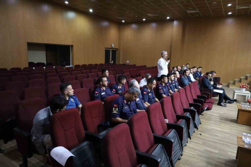 MERSİN’İN TARSUS İLÇESİNDE, TERÖR, ORGANİZE SUÇLAR, KAÇAKÇILIK, MALİ SUÇLAR VE UYUŞTURUCUYLA MÜCADELE KAPSAMINDA YÜRÜTÜLEN SORUŞTURMALARIN DEĞERLENDİRİLDİĞİ AĞUSTOS-EYLÜL AYI DEĞERLENDİRME VE KOORDİNASYON TOPLANTISI GERÇEKLEŞTİRİLDİ.